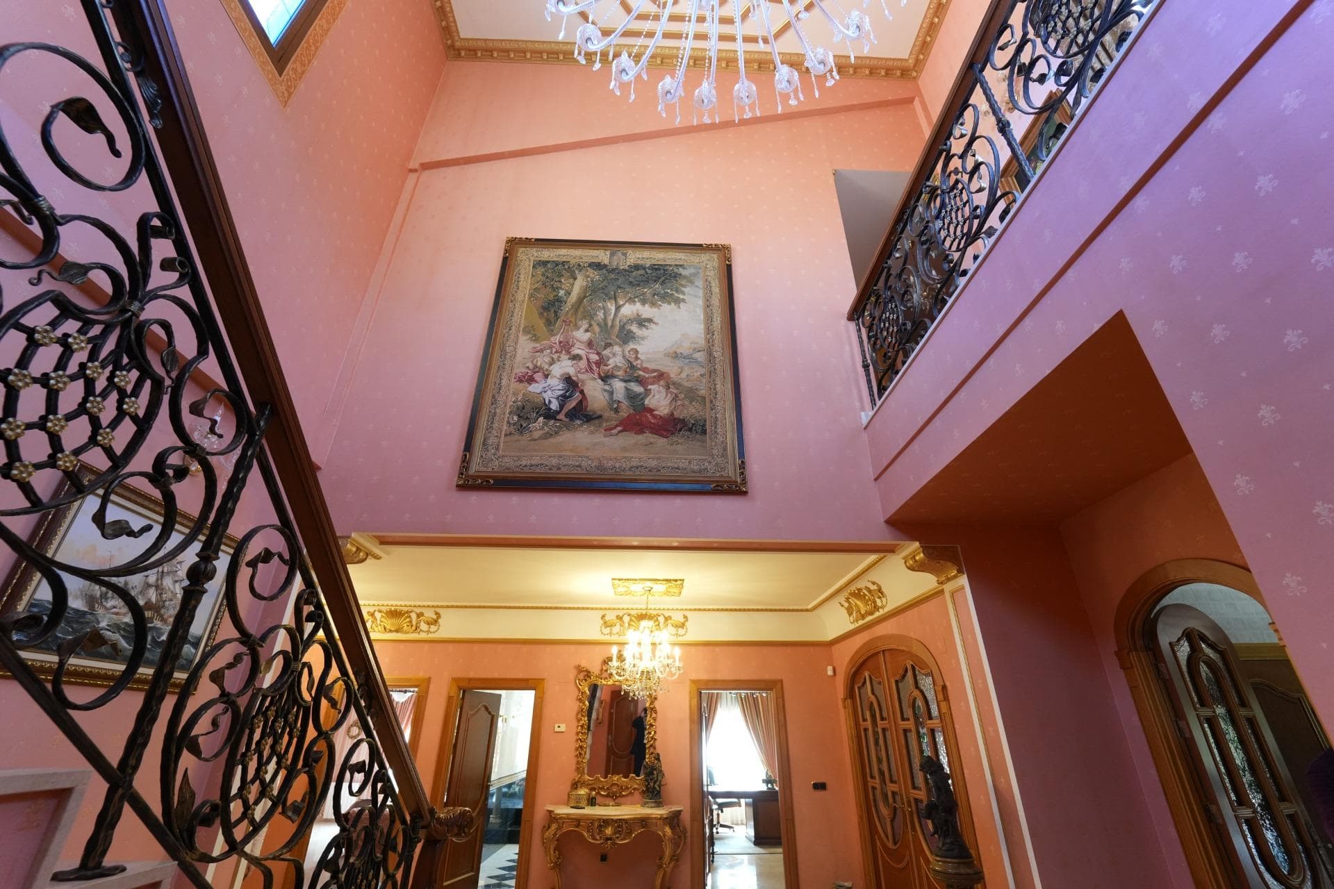 Luxury three-level villa for sale with a total area of 734 m², built in 2000 on an 850 m² plot in a