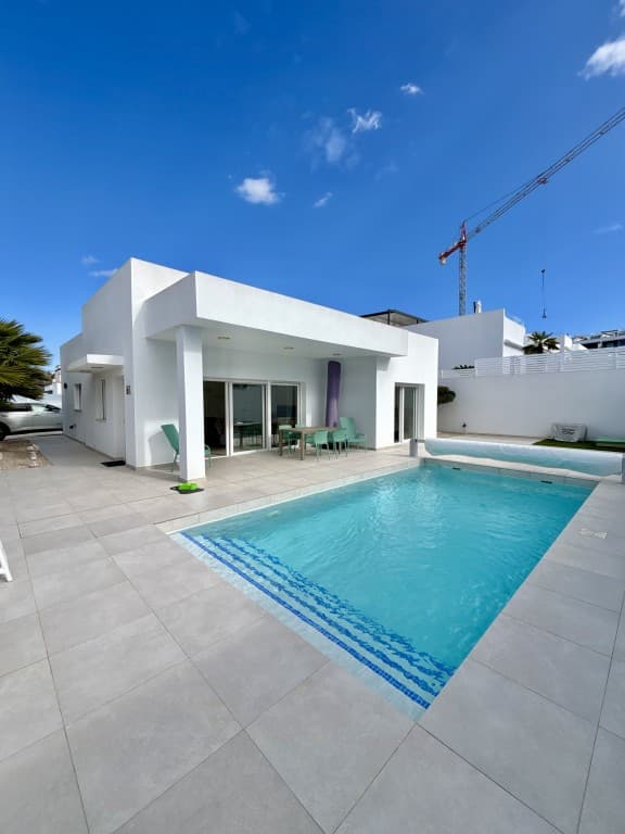 Beautiful modern detached villa on a corner lot in Benijofar