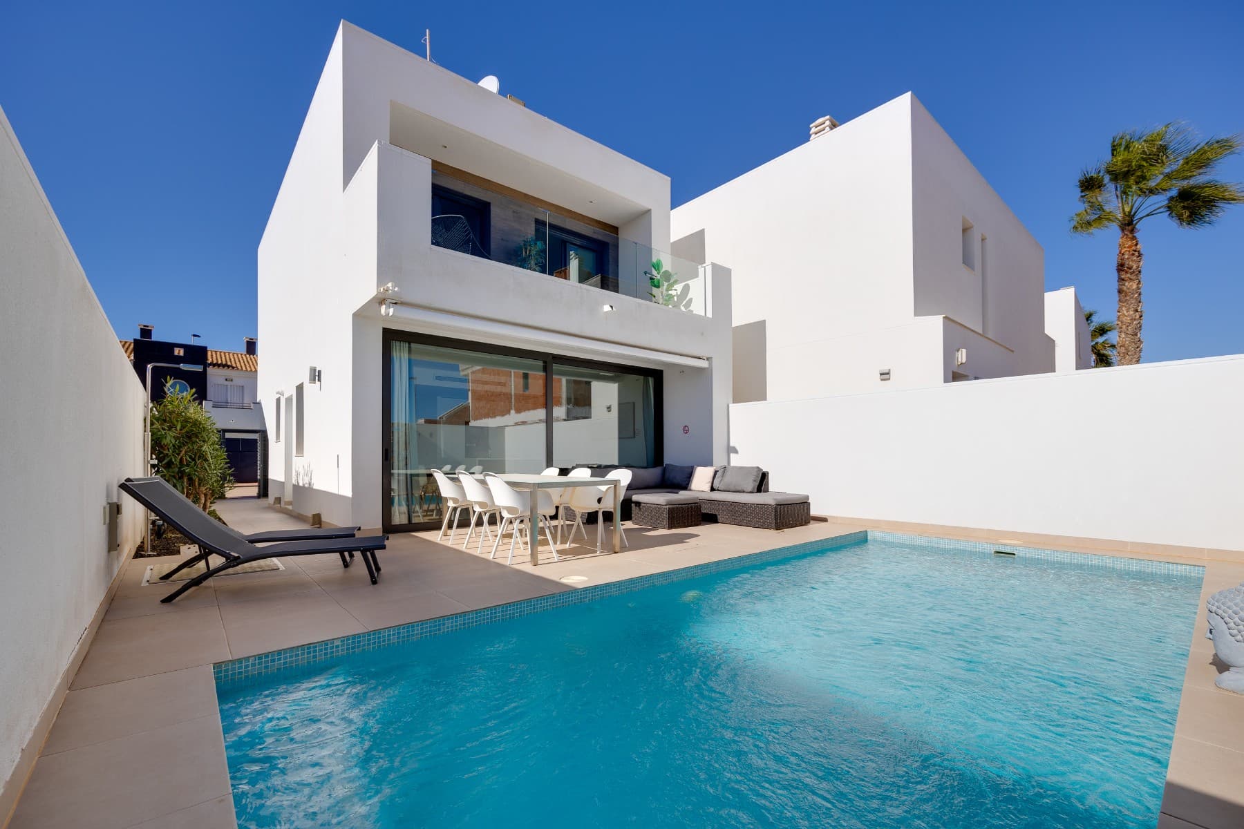 Discover an exceptional detached house in the desirable coastal town of Santiago de la Ribera, part
