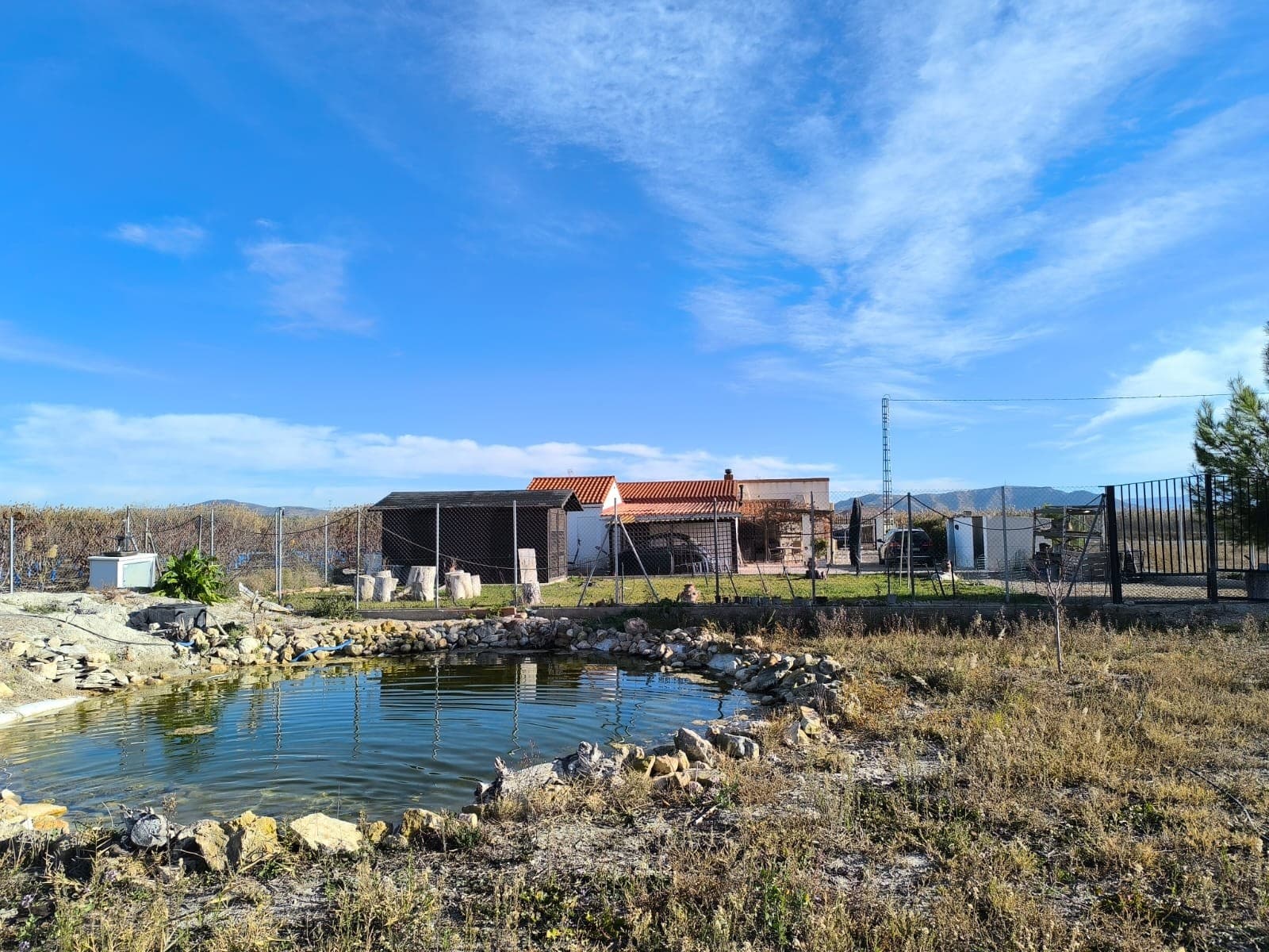 Spacious 5-Bedroom Villa with Guest Studio, Pool & Jacuzzi – Villena, AlicanteThis well-maintained v