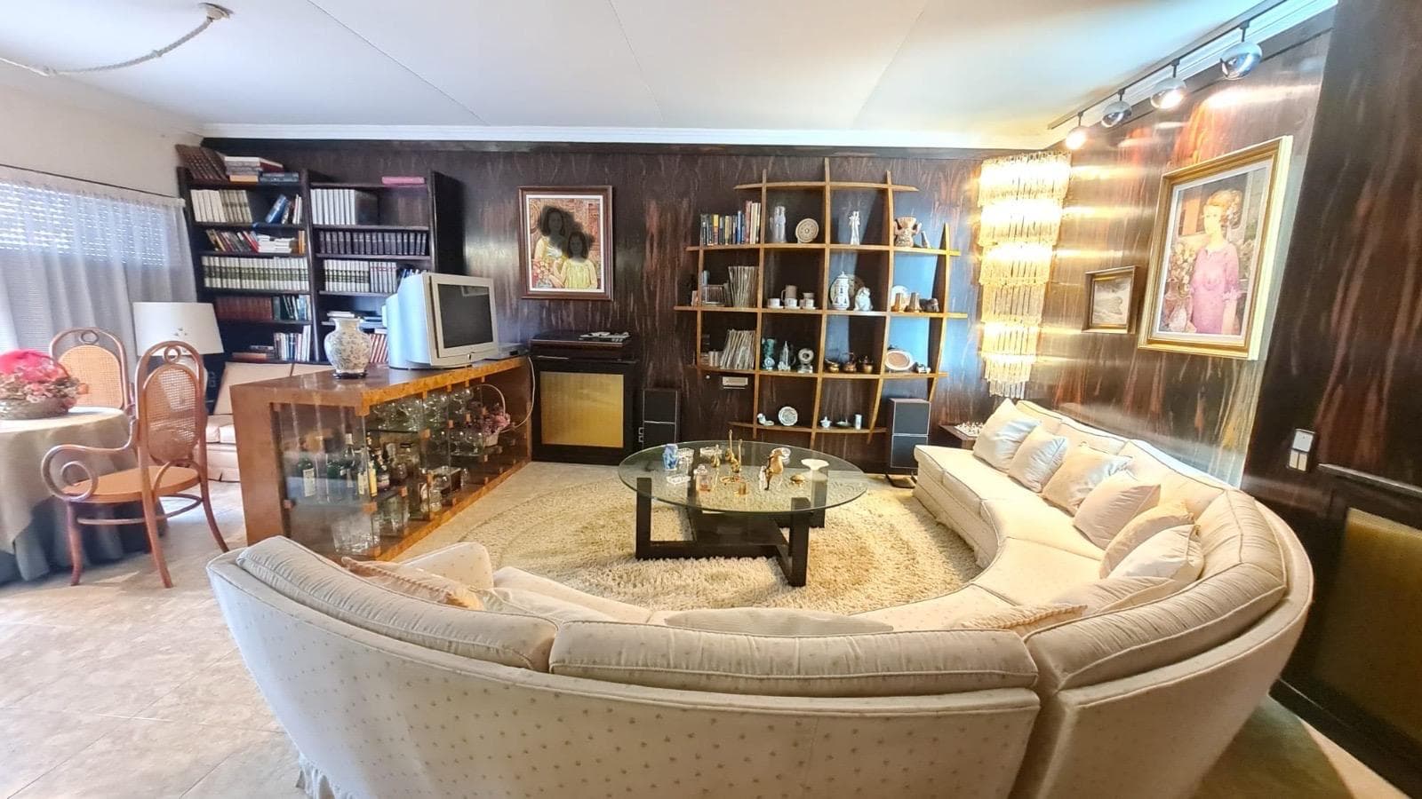 Entire Building for Sale in Elda, AlicanteThis versatile property in the heart of Elda offers multip