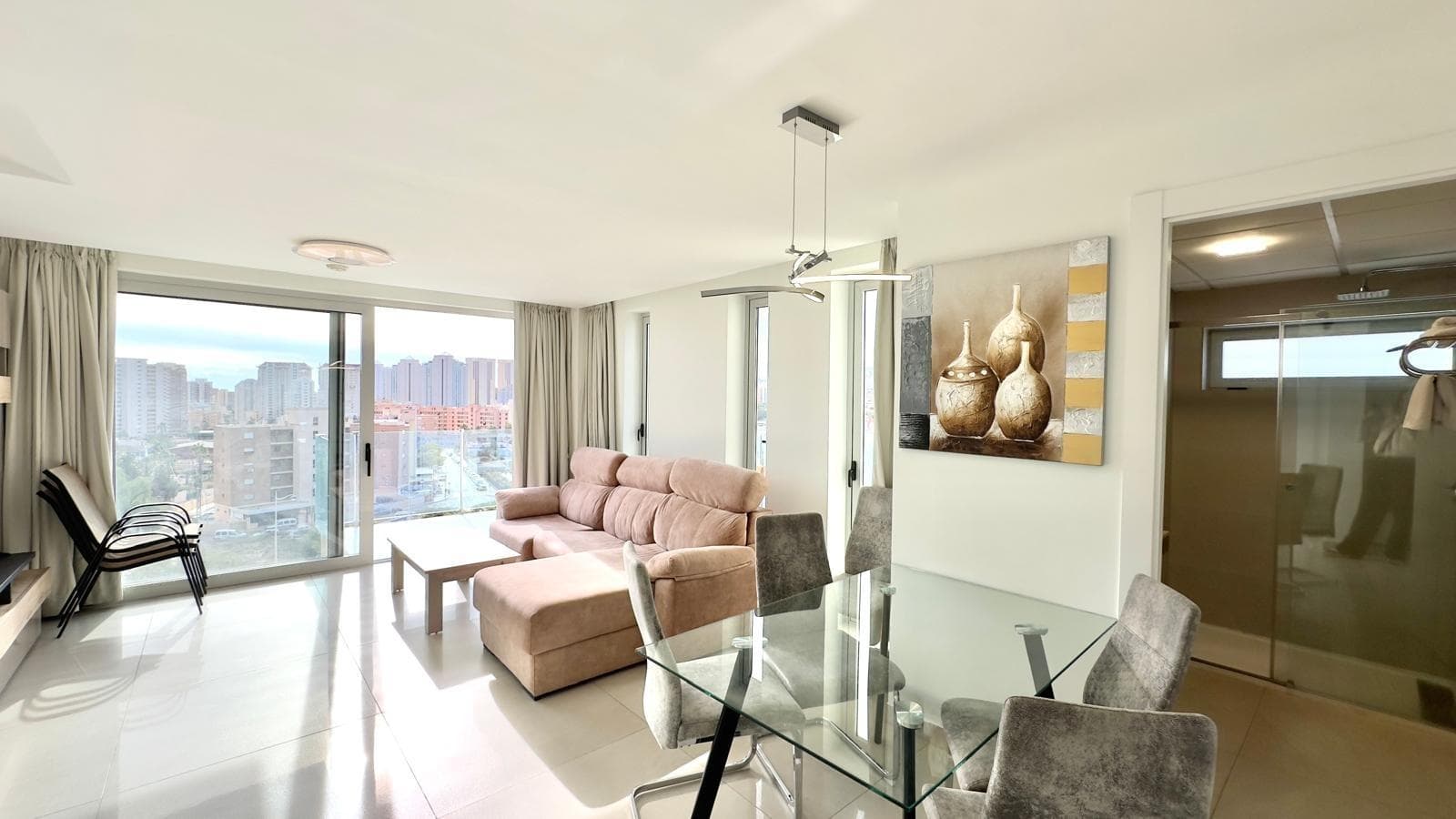 Third-floor apartment in a luxury development in Benidorm, less than 1,200 meters from the beach, wi
