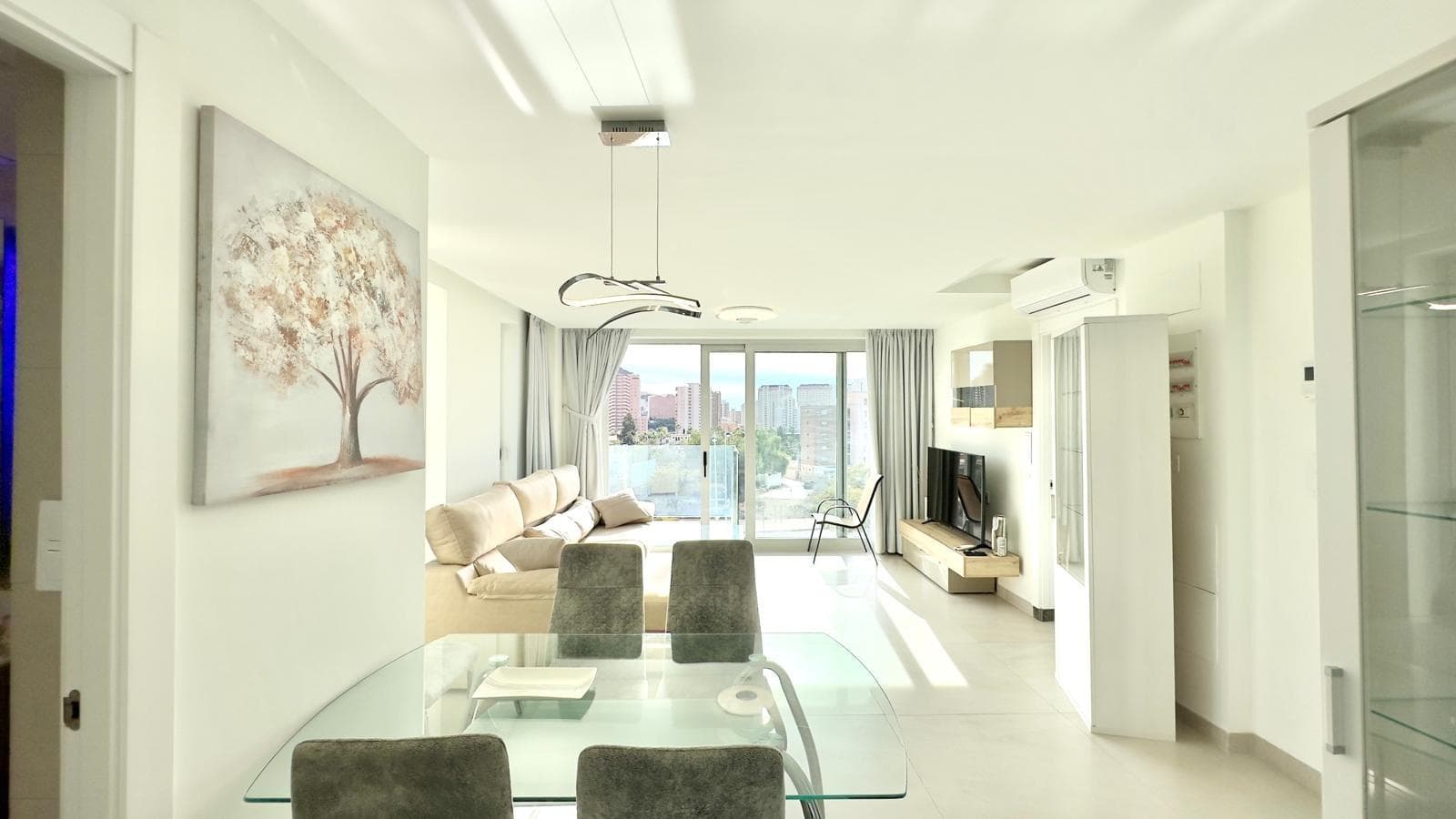 This exclusive second-floor flat, located in the prestigious area of Benidorm, just one kilometre fr