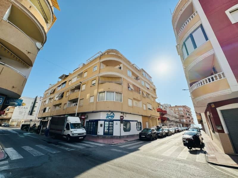 This apartment is located in the heart of La Mata, close to all amenities and just 100 meters from t