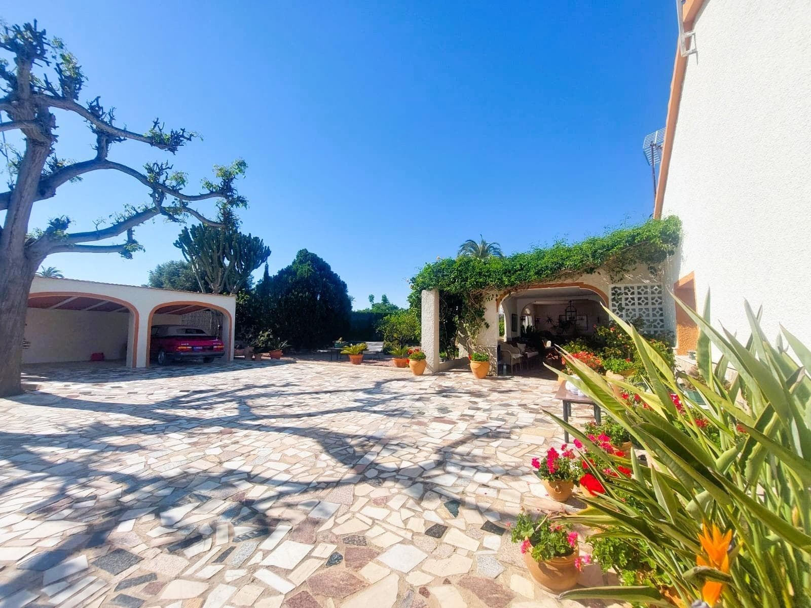Discover this jewel of traditional Spanish style, a single-storey villa located in a privileged and