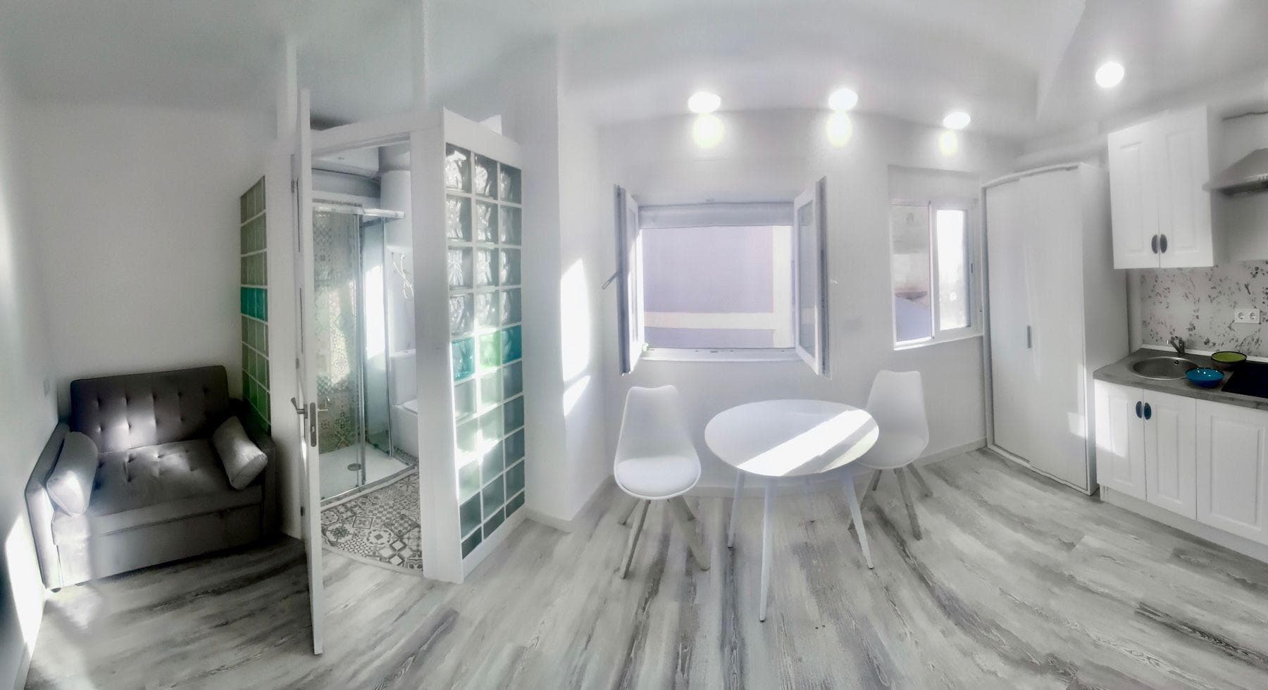 Our presentation is this charming apartment in a room, completely renovated, situated in the animate