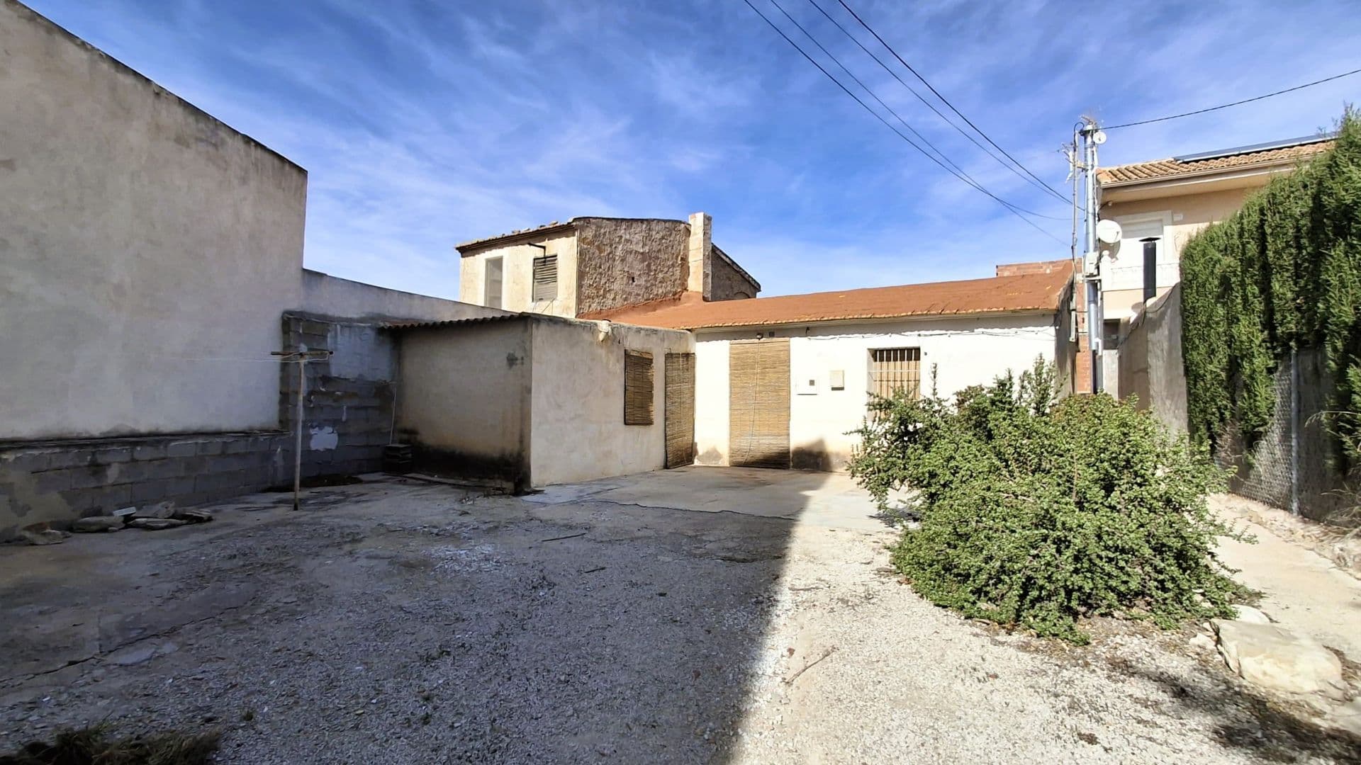 This charming 101 m² house with a 112 m² outdoor area in the village of Mahoya (municipality Abanill