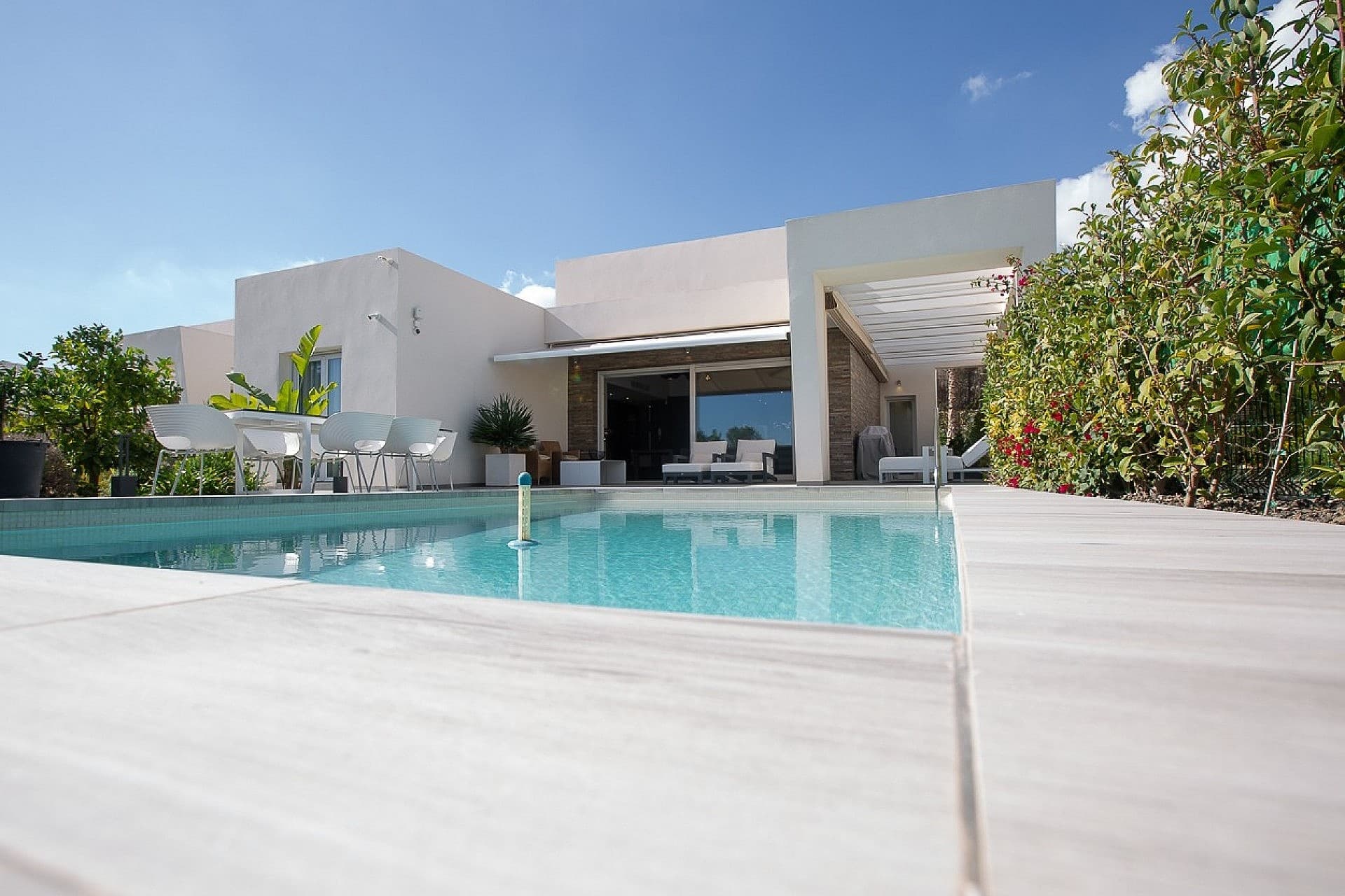 This move-in-ready villa is set on a 500 m² plot within the prestigious La Finca Golf Resort in Algo