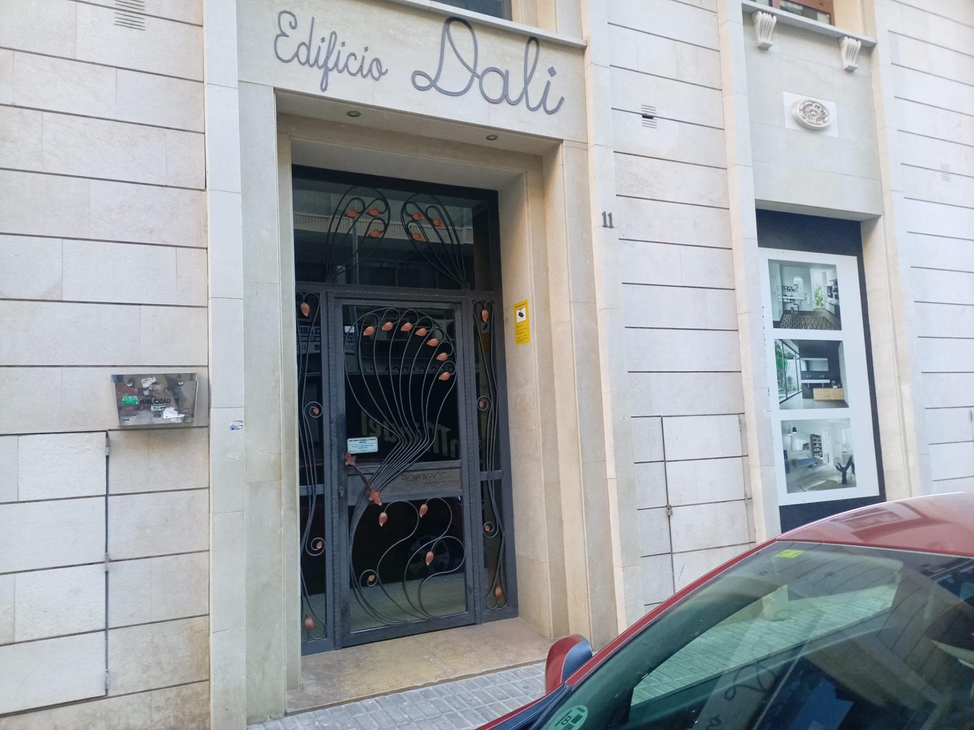 We present an excellent commercial premises in the sought-after area of ​​Orihuela City, ideal for e