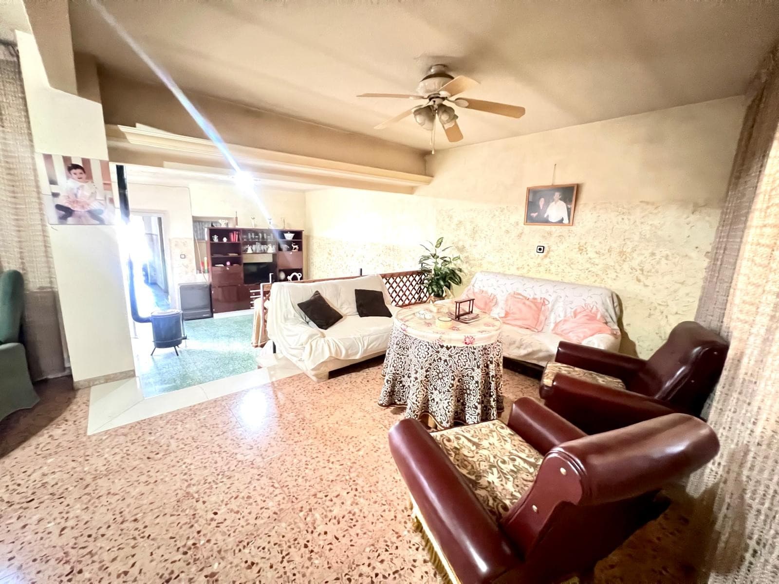 Discover this impressive single-storey house located in the heart of Pinoso, a property full of pote