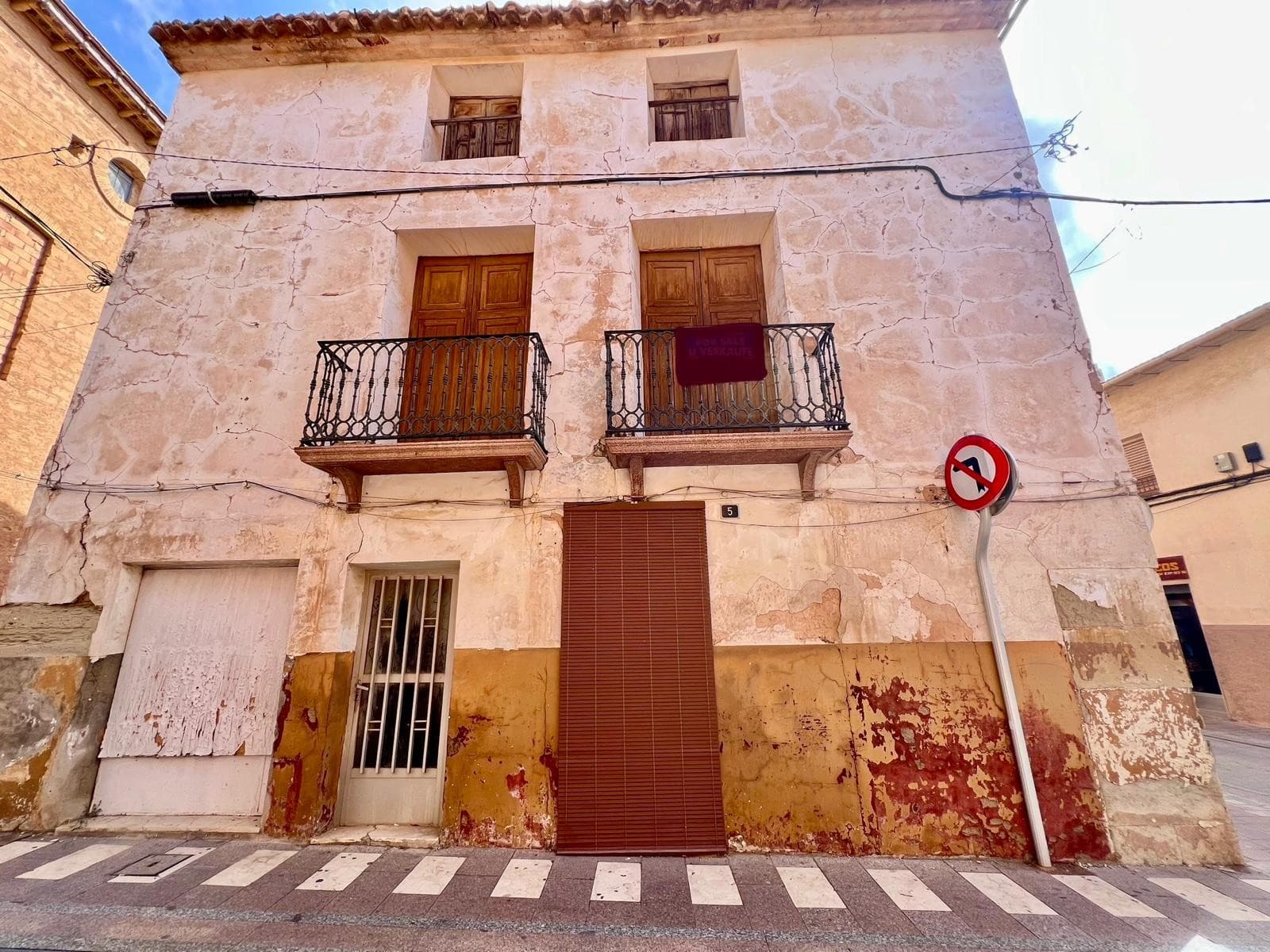 Located in the very centre of Pinoso, on a street surrounded by all amenities, this large corner pro