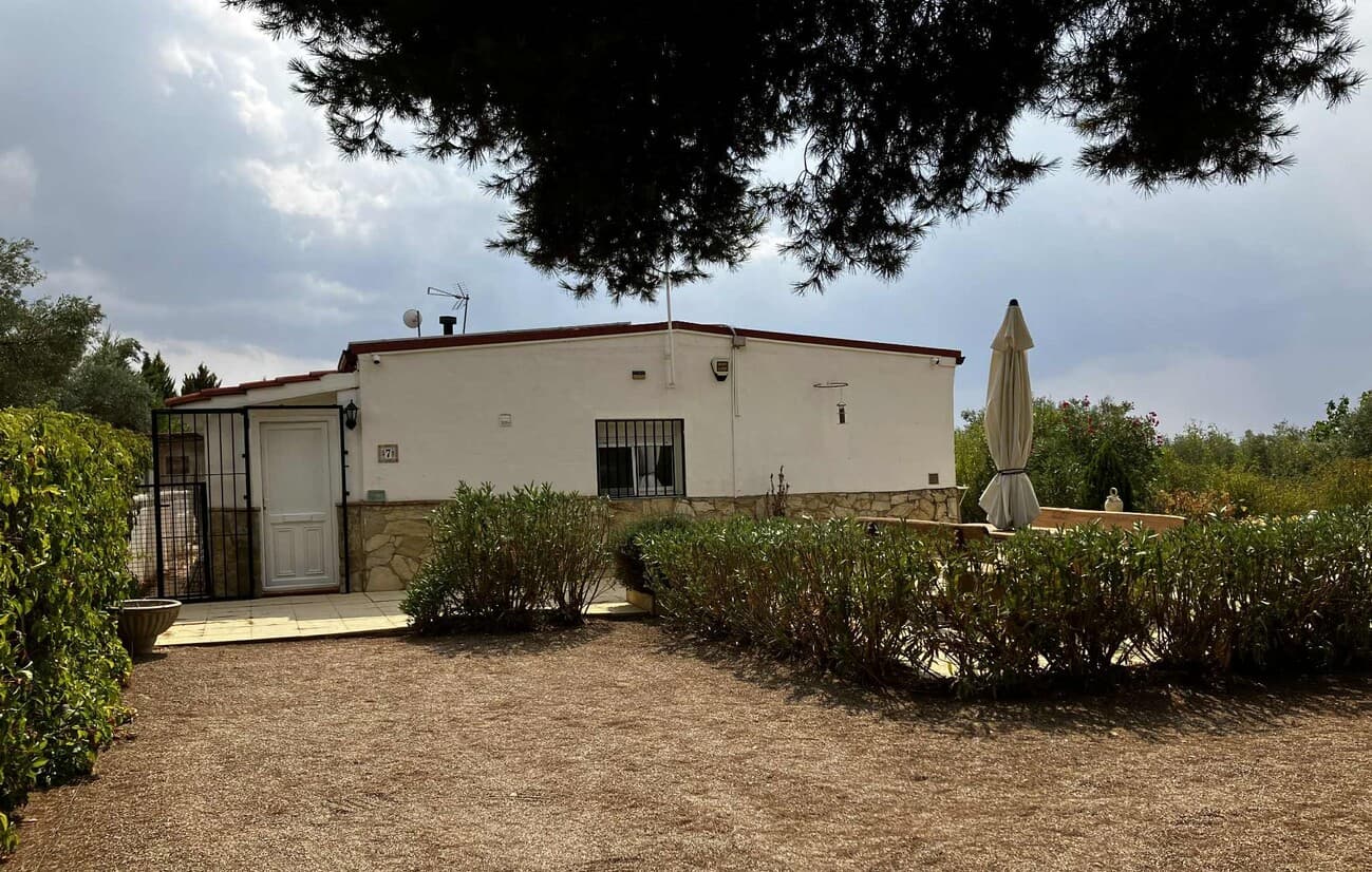 Discover this charming country house on one level located in Biar, in the province of Alicante