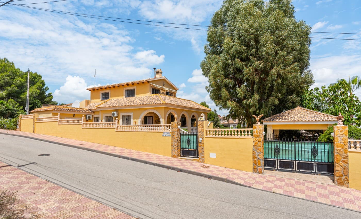 We are delighted to bring to the market this superb Villa in the sought after area of Vistabella bet