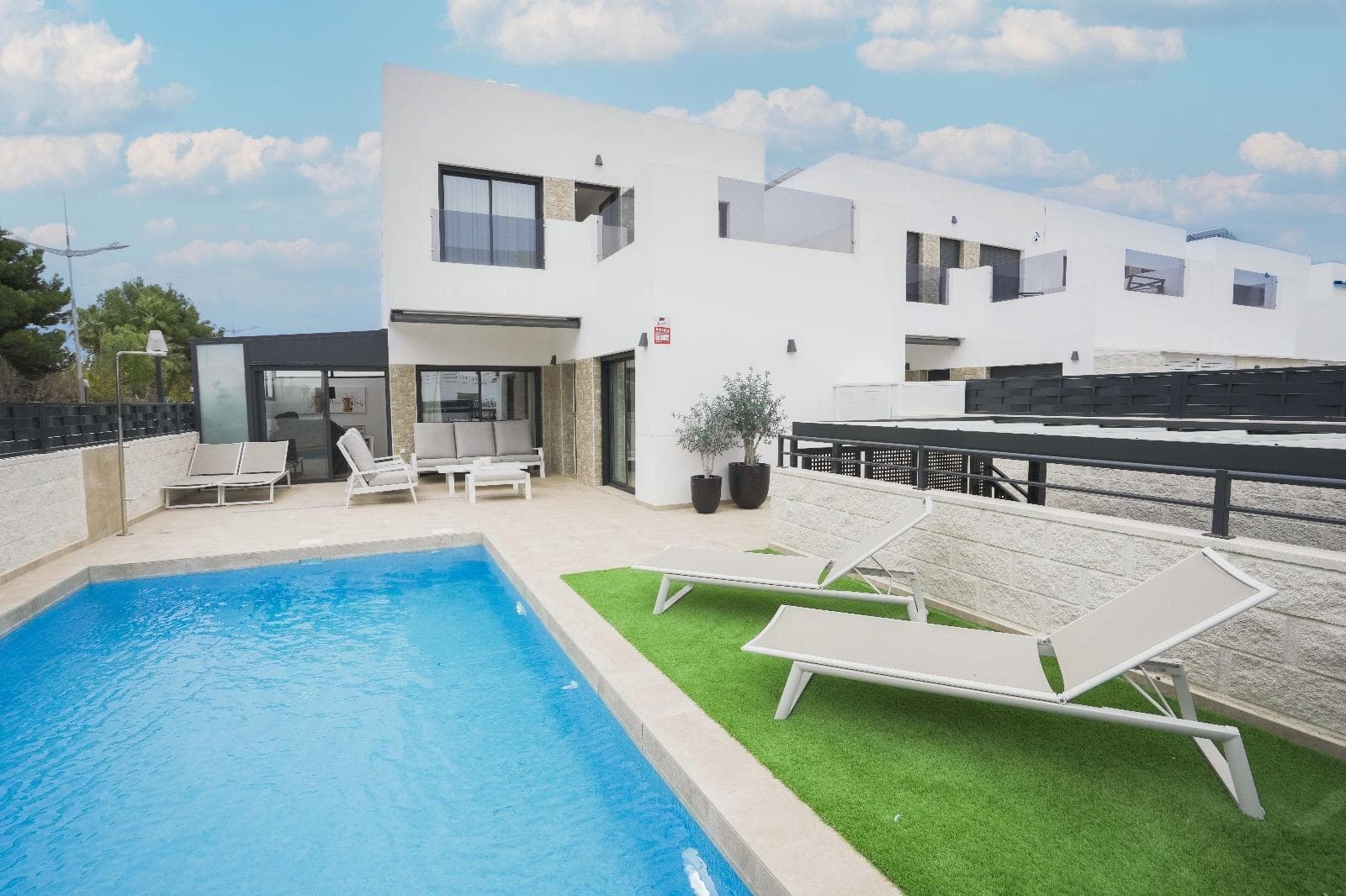 This stunning villa, built in 2023, offers modern living in the peaceful area of ​​Dolores, Alicante