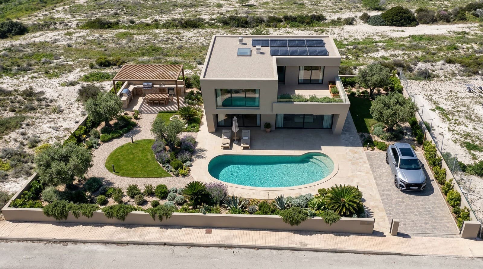 In a charming small village in the south of the Costa Blanca, between San Miguel de Salinas and Orih