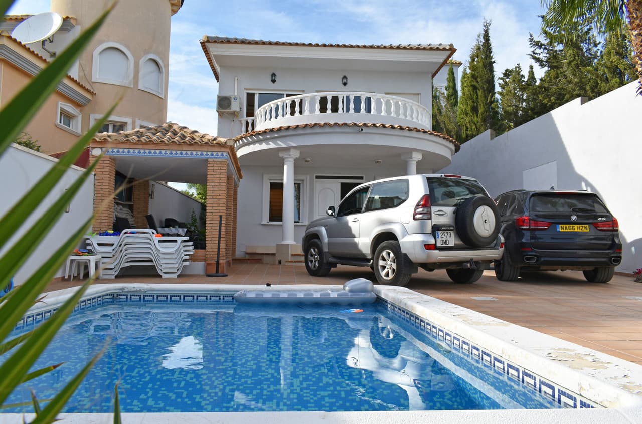 Fantastic spacious villa in green surroundings with proximity to popular golf courses