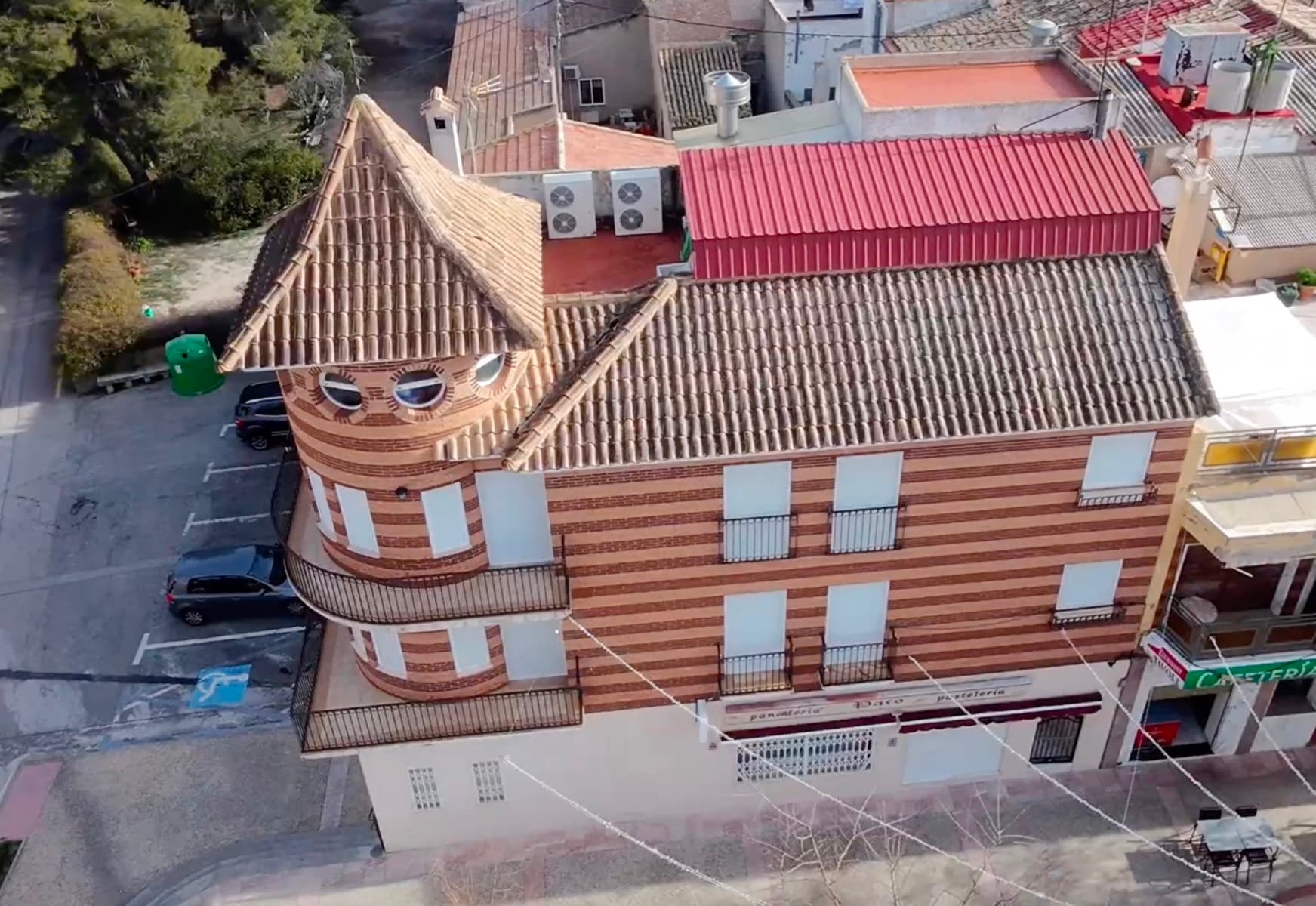 We offer for sale a unique building with a total area of 422 m² , located in the charming town of La