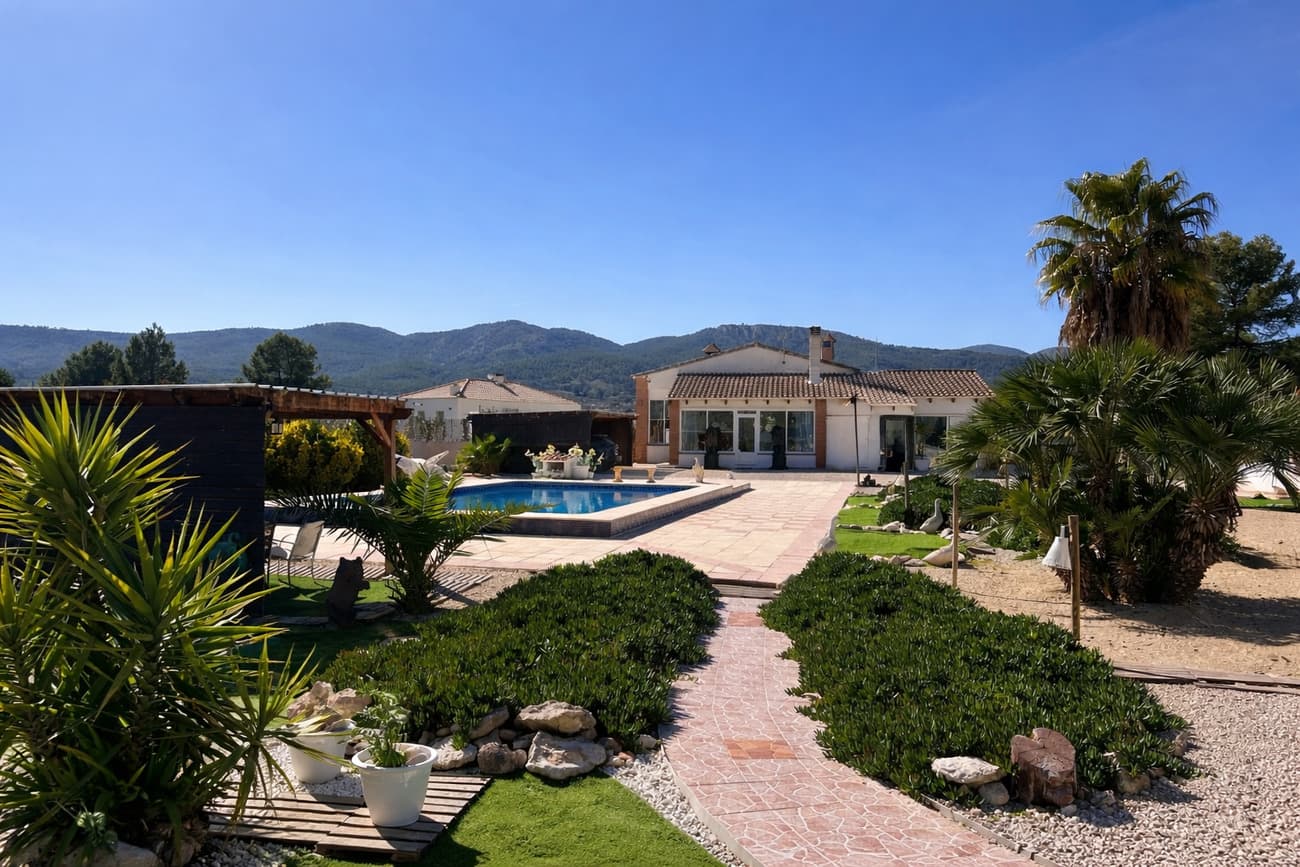 Discover this impressive villa offering 6 bedrooms, 2 extra rooms and 6 bathrooms, located in the ch