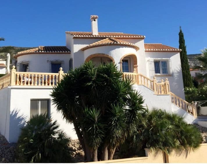 Detached villa with communal pool, 4-5 bedrooms, underfloor heating, air conditioning, fireplace, se