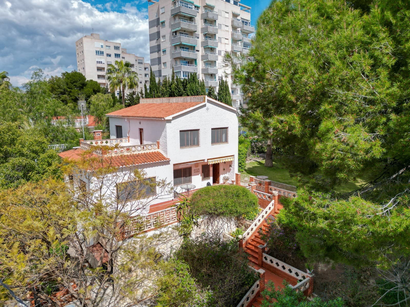 Villa in Second Line of Muchavista Beach, El Campello – Space, Garden, and Unique Potential If you a