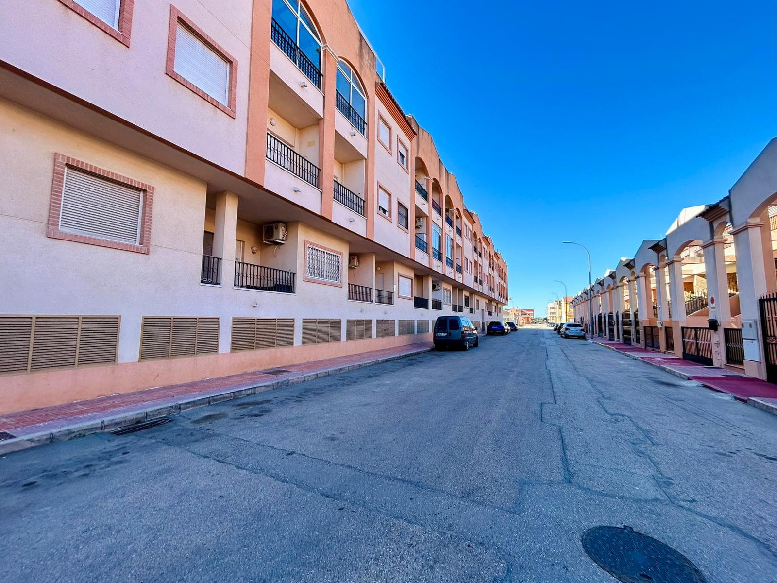 Are you looking for a quiet home where you can walk to the supermarket… and still reach Alicante or