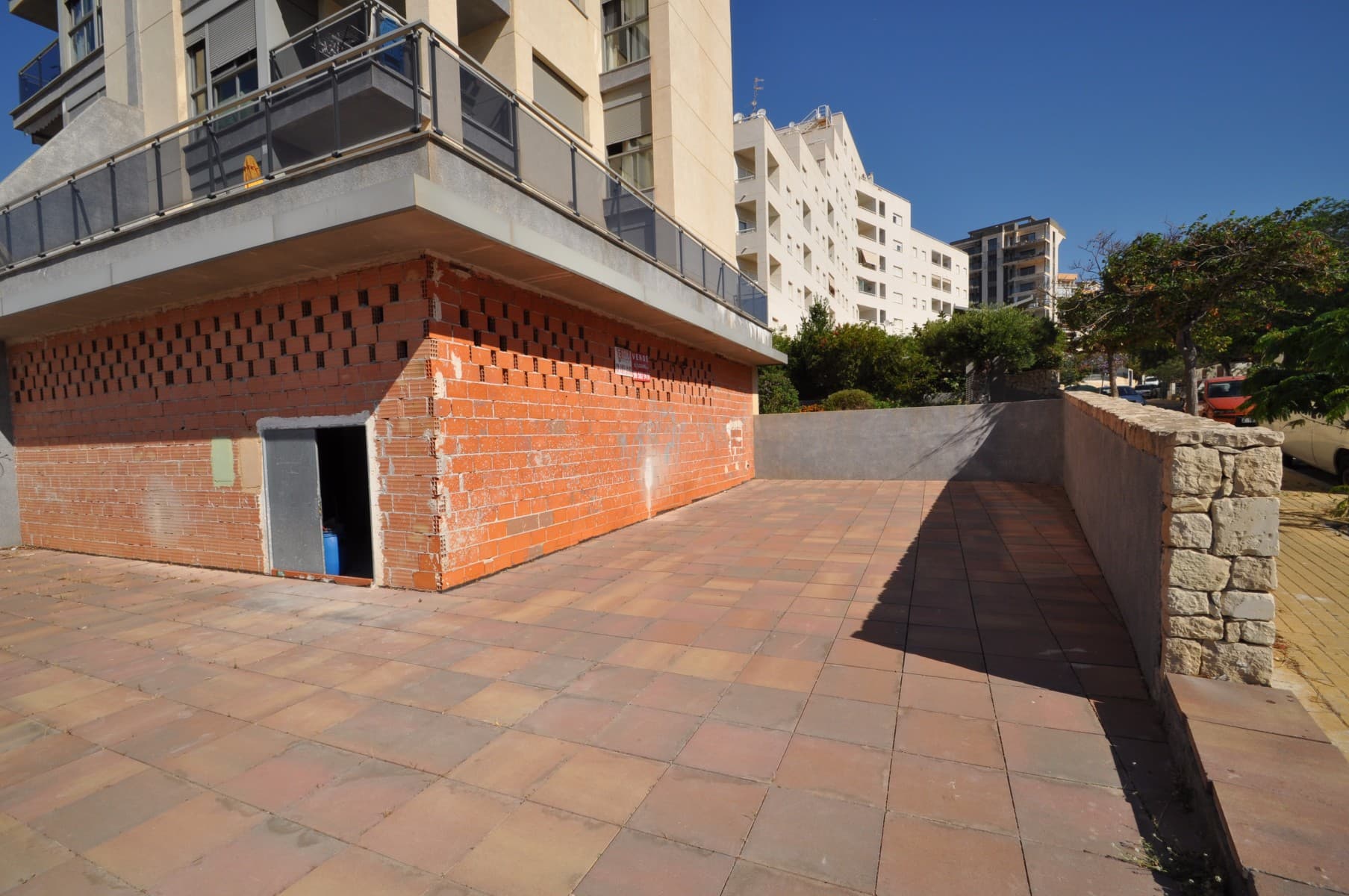 If you think to open a new business in Spain, this new commercial area to be finished in Calpe, suit