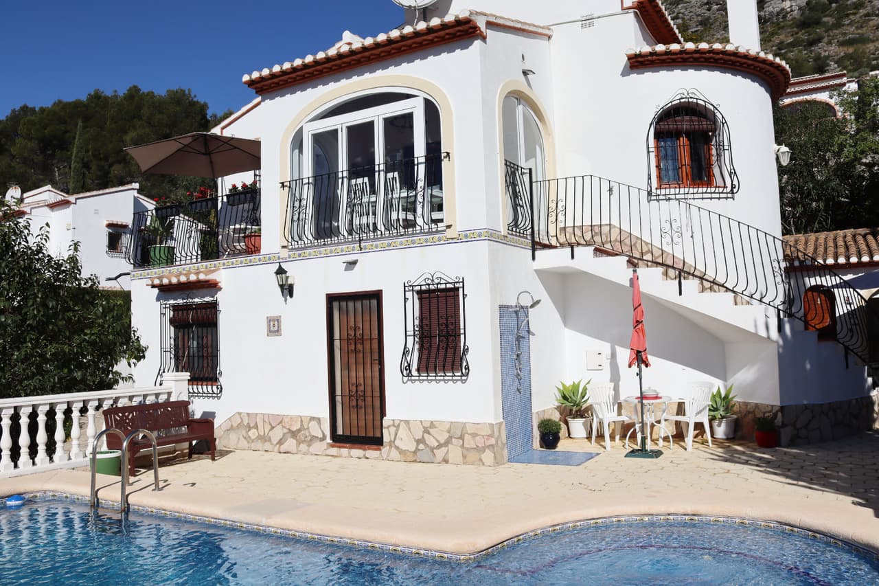 Located in a sought after area between Benigembla and Murla this fabulous 4 bedroom, 4 bathroom deta