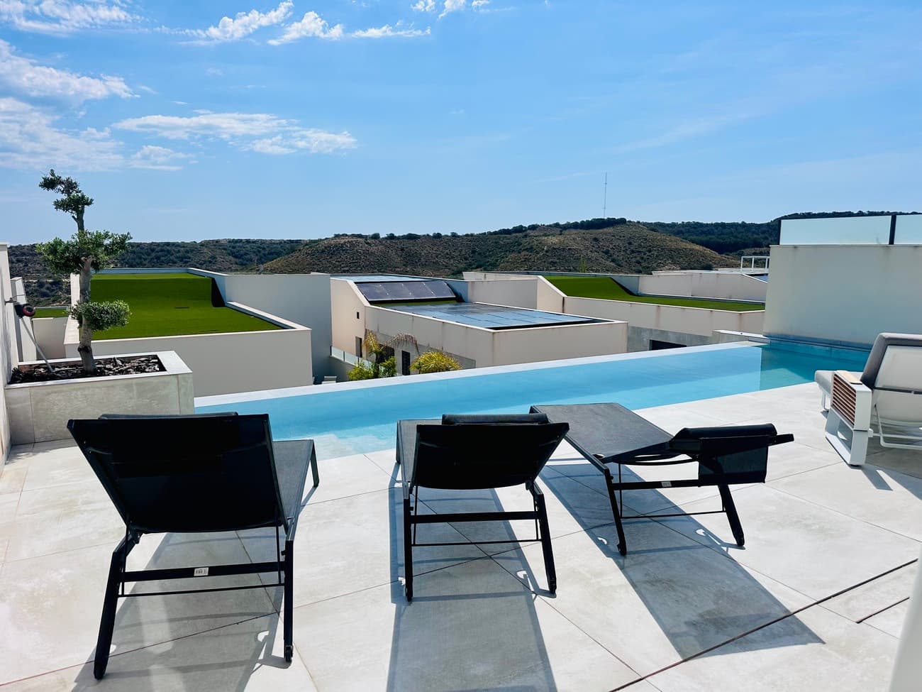 ✨ Exclusive Frontline Villa with Sea Views, Privacy & Premium Finishes Discover this stunning frontl