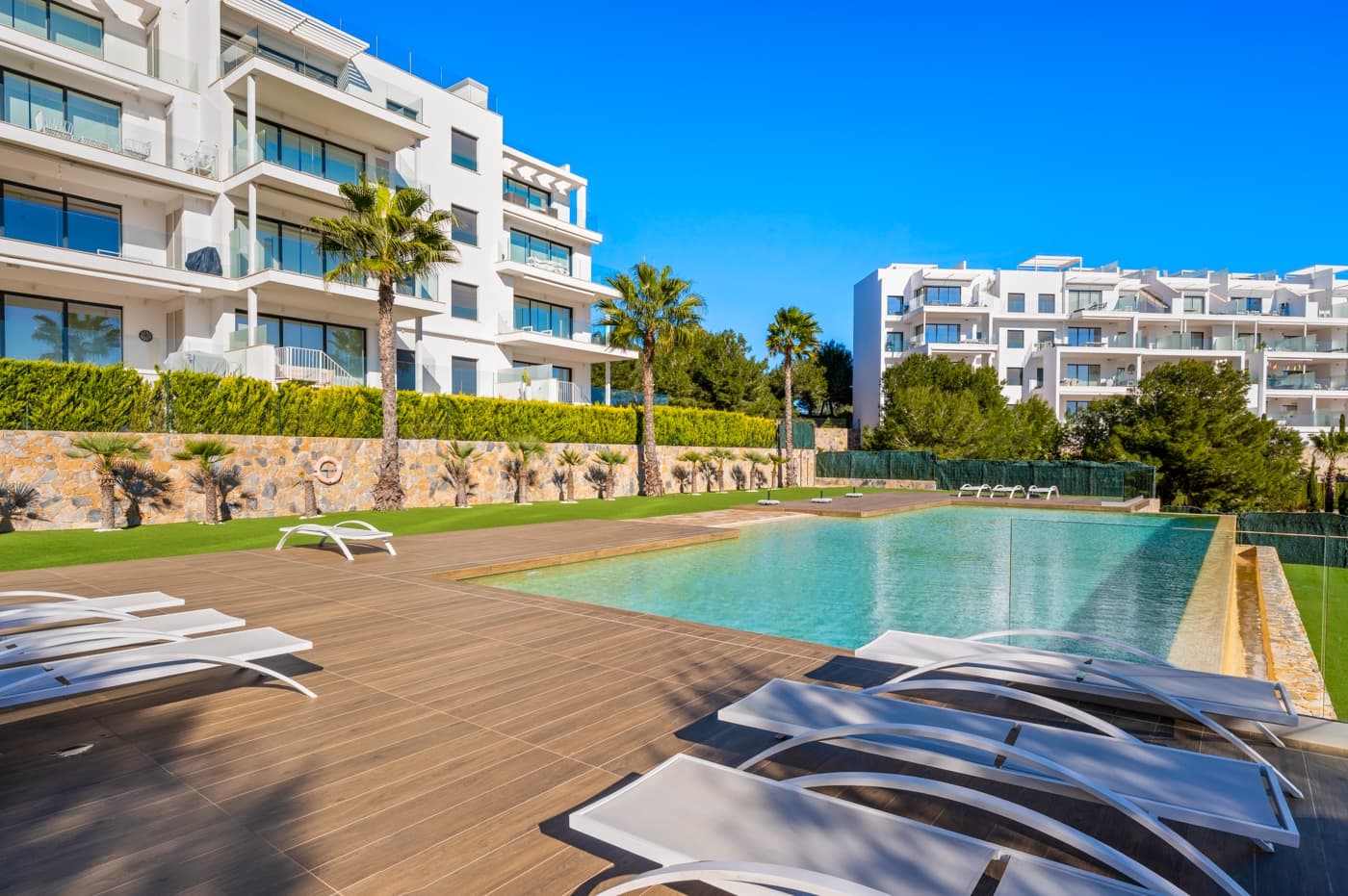 Luxury living in Níspero – Las Colinas Golf & Country Club Discover this exclusive luxury apartment