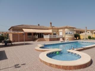 Discover this charming detached villa located in the quiet area of Catral, just 15 km from the sea