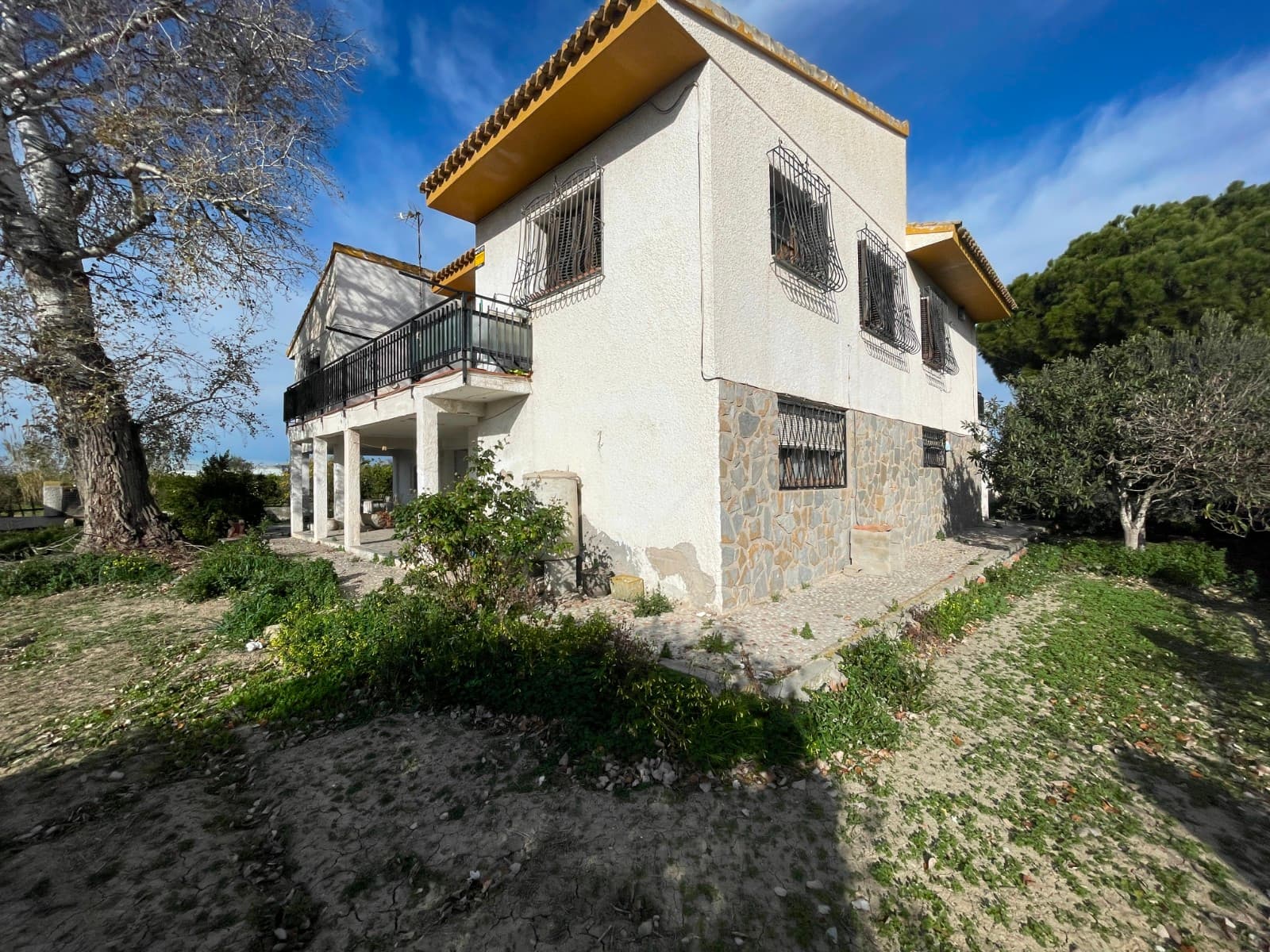 Independent Villa in Benejúzar – Spacious and Full of Potential We present this independent villa lo