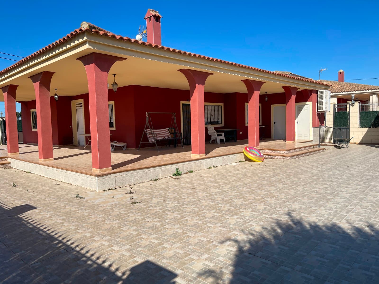 This villa is located between Albatera and Crevillente, offering excellent connections to both citie