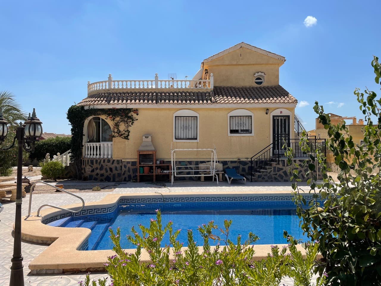 A lovely, detached corner villa with 3 bedrooms, 3 bathrooms and private swimming pool on the final