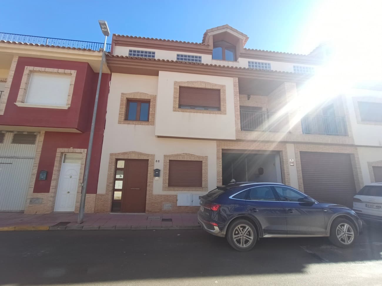 This exceptionally spacious townhouse in Roldán offers modern living finished to a very high standar