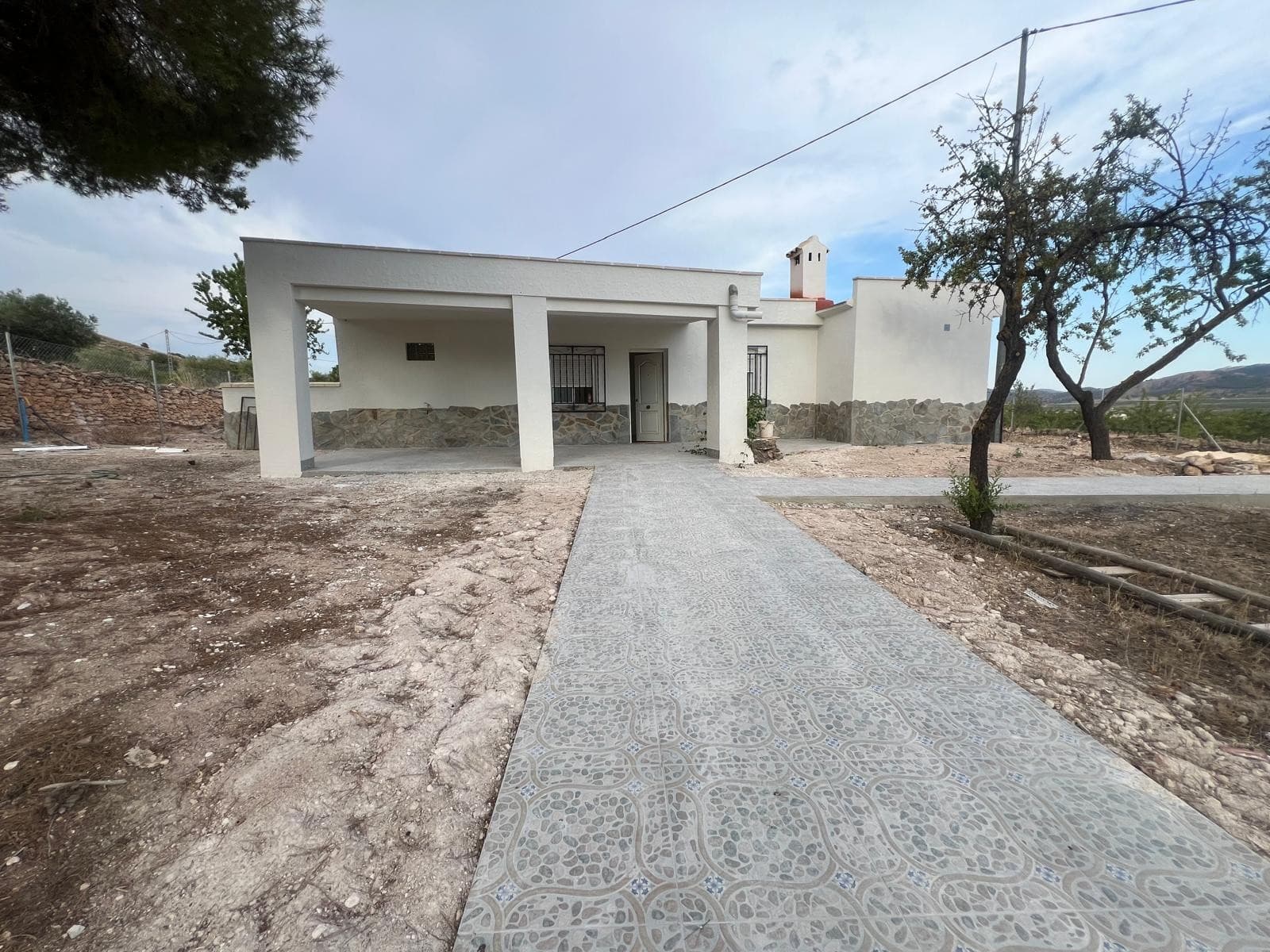 The brand new country house offers 145 m² of living space on a fully fenced 1,500 m² plot with matur
