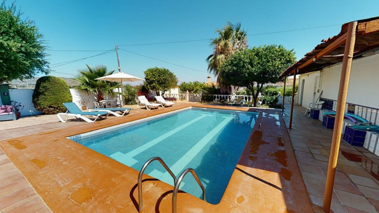 Beautiful villa on a large plot of 1,200m2 and situated on the outskirts of the Calblanque Regional