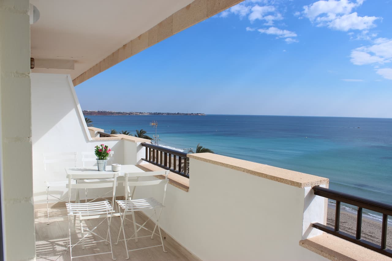 This frontline 3 bedroom second floor apartment (completely renovated in 2016) with frontal sea view