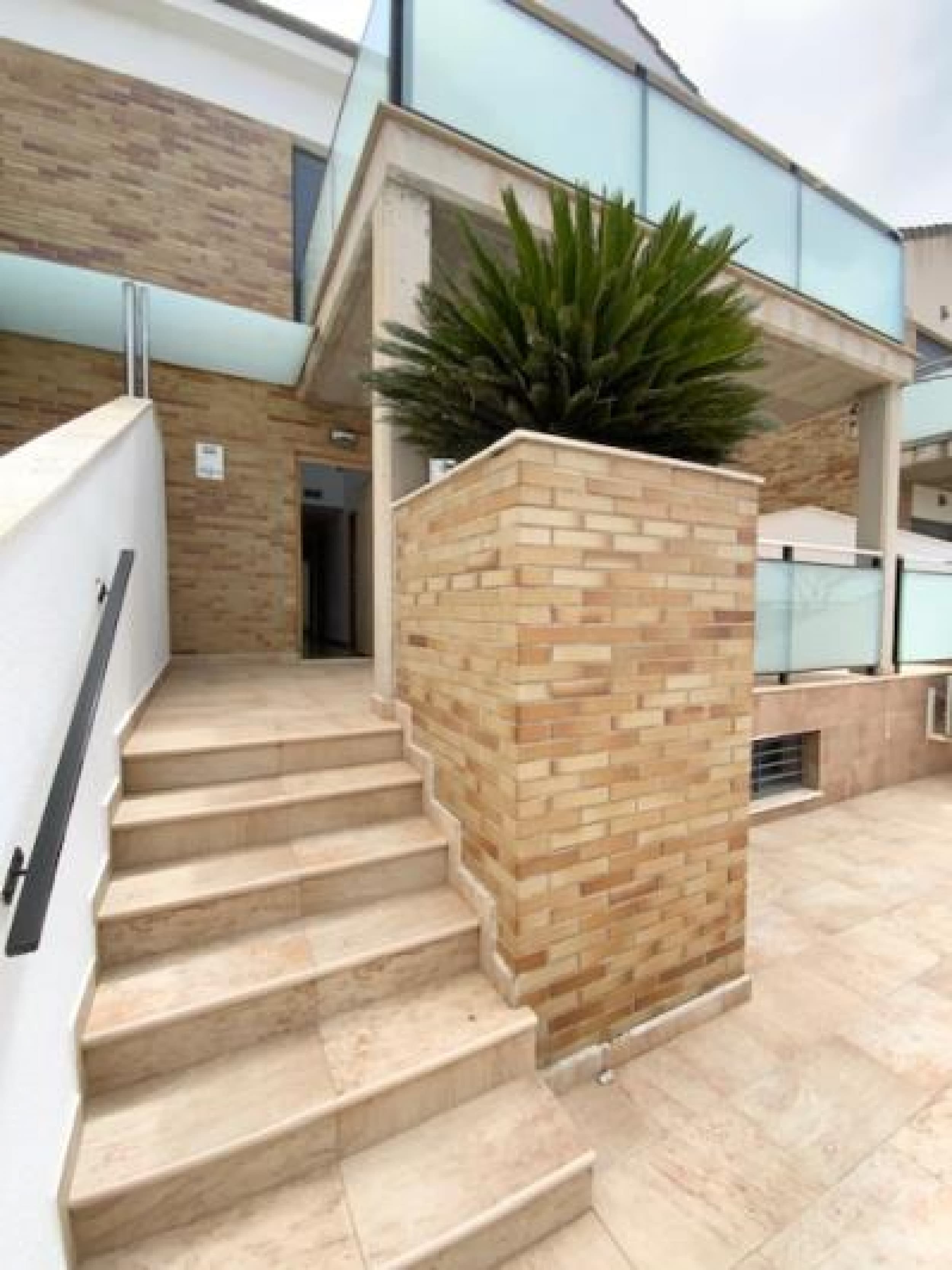 This spacious semi-detached townhouse in the charming village of Roldán, Murcia, offers the perfect